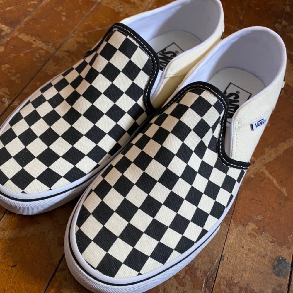 Checkered slip-on vans, women’s size 9 🤍🖤